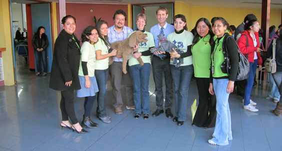 Dr. Andrew Knight, Prof. Dr. M. Jara, Mitglieder der Tierschutzorganisation APEBA Tacna und UPA