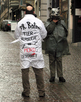 Protest vor der Botox-Klinik Smoothline in Zürich