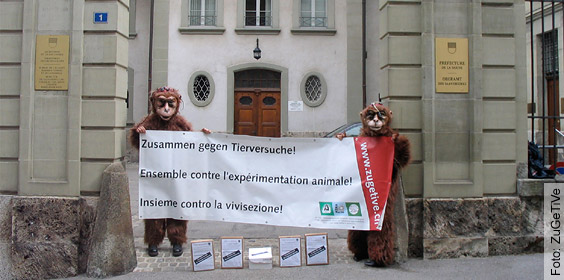 ZuGeTiVe Petitionsübergabe: Manifestation vor dem Eingang des Grossen Rates