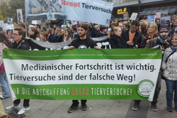 Demo in Tübingen gegen Affenversuche - die AG STG war mit dabei